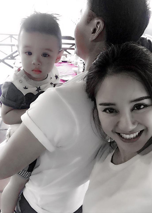Sau 2 năm sống ở Mỹ, ca sĩ Vy Oanh đã đưa chồng con trở về nước vào tháng 4 vừa qua. Gần đây, giọng ca “Đồng xanh” tỏ ra khá thoải mái chia sẻ hình ảnh ông xã nhưng vẫn giấu gương mặt. 