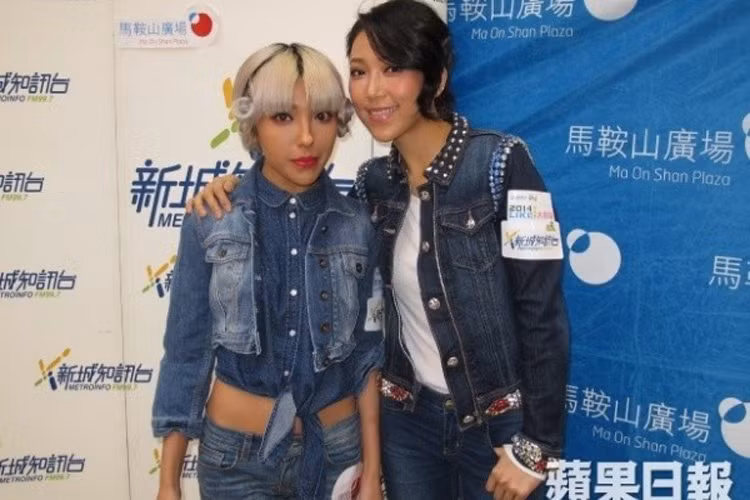 Nữ ca sĩ Chung Thư Kỳ vì lạm dụng thẩm mỹ nên vùng mũi trở nên mất cân đối với gương mặt. Cô cũng im lặng trước tin đồn làm mũi. 