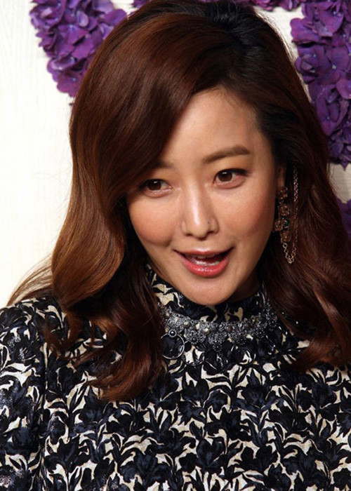 Việc lạm dụng các chất làm đầy và nâng cao sống mũi khiến Kim Hee Sun không còn giữ được vẻ đẹp tự nhiên 