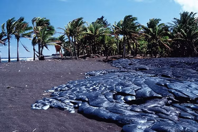 Hawaii có nhiều núi lửa trong đó núi Kilauea hoạt động khá thường xuyên. Do vậy tại bãi biển Kilauea, cát luôn có màu đen bởi ảnh hưởng của tro bụi từ núi lửa. Du khách tới đây sẽ được tận hưởng bãi tắm đẹp nhưng dè chừng, lo lắng núi lửa có thể phun trào bất cứ lúc nào. 