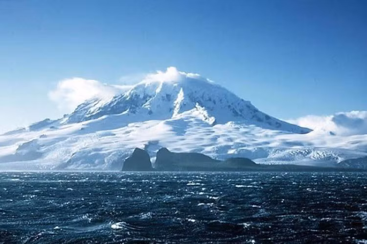 Hầu hết mọi người sẽ lựa chọn một bãi biển đầy nắng nhưng vẫn có một số người thích các bãi biển ở Nam Cực. Nổi tiếng nhất có lẽ là bãi biển trên đảo Heard. Tuy nhiên đáng lưu ý rằng nhiệt độ quá lạnh ở nơi đây và những con sóng luôn tiềm ẩn nhiều mối nguy hiểm. 