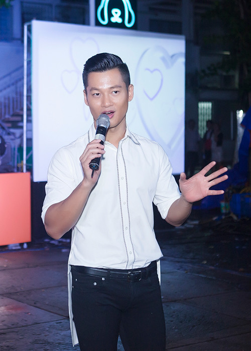 Với vai trò khách mời, Đức Tuấn gửi tặng các sinh viên hai ca khúc: “Cô gái đến từ hôm qua” và “Muốn nghe tiếng sóng”. 