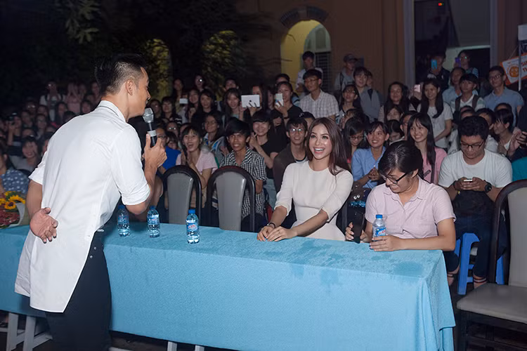 Khi đang “trôi” theo bài hát “Cô gái đến từ hôm qua”, nam ca sĩ bất ngờ chuyển mic và mời Phạm Hương hát cùng mình. 