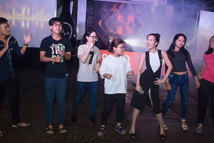 Nữ ca sĩ đã gửi tặng các ca khúc ruột của mình và khuấy động sân trường bằng những màn trình diễn cuồng nhiệt.