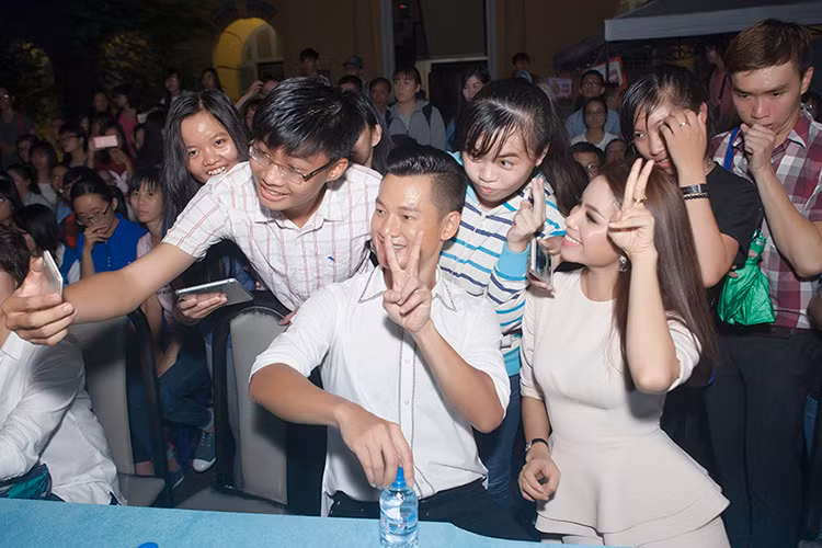 Phạm Hương vui vẻ chụp ảnh kỷ niệm cùng Đức Tuấn và các bạn trẻ. 