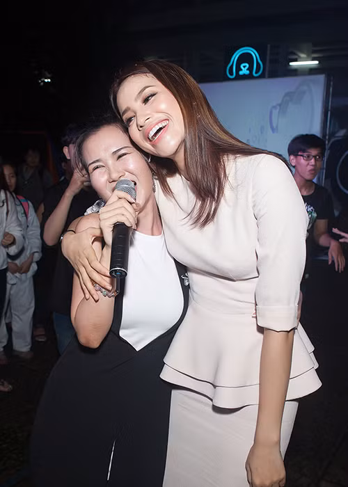 Võ Hạ Trâm là một trong số những khách mời của lễ đón tân sinh viên. 