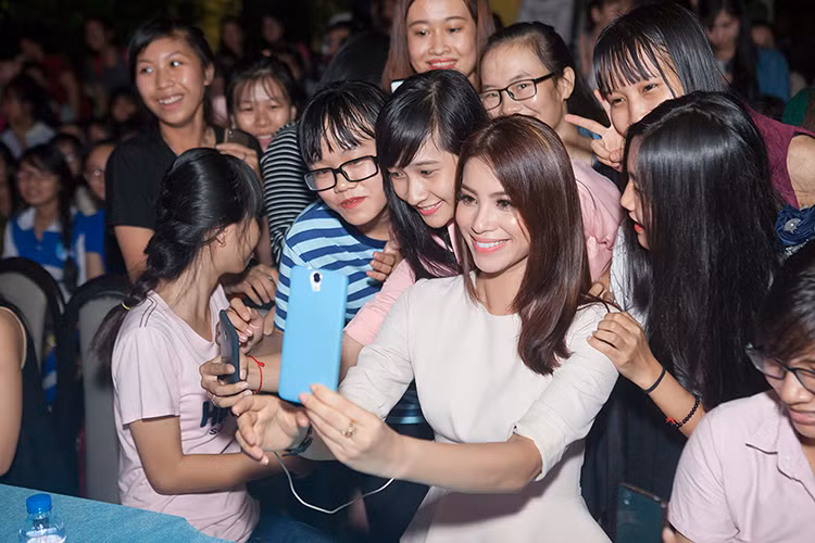 Ngoài vẻ rạng rỡ, sự thân thiết, gần gũi của Phạm Hương đã chiếm được cảm tình của các sinh viên. 