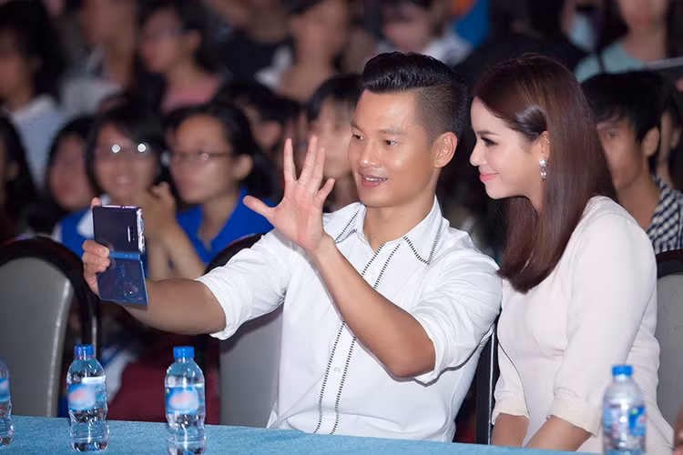 Tối qua (28/9), ca sĩ Đức Tuấn và Hoa hậu Phạm Hương đã xuất hiện trong lễ đón tân sinh viên của Đại học Sài Gòn. 