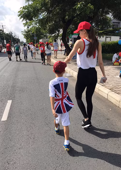 Khoảnh khắc Hà Hồ và bé Subeo vui vẻ bên nhau trong hoạt động chạy bộ được Cường Đô-la ghi lại. 