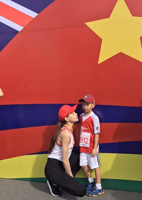 Theo đó, Hồ Ngọc Hà cùng con trai và chồng cũ đã tham gia chạy bộ trong một hoạt động từ thiện diễn ra vào cuối tuần. 