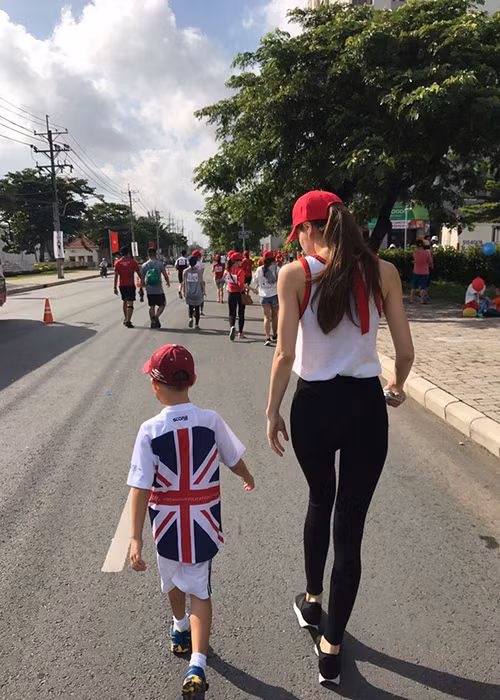 Đáng chú ý, Hồ Ngọc Hà đã gắn hashtag “bạn bè”, “mãi mãi” và “ngừng suy diễn” để tránh những lời suy diễn của cư dân mạng. 