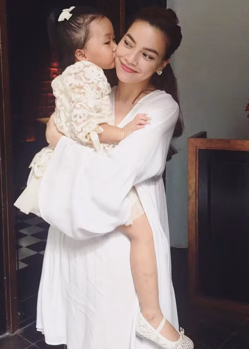 Đi kèm loạt ảnh, Hồ Ngọc Hà chú thích: “Con dâu tôi... Yêu lắm... Bạn bè cứ chơi nhỏ tuổi dần thế này làm mình hồn nhiên hơn ứ có giận dỗi vớ vẩn mà giận dỗi rất hỡi ơi”. 