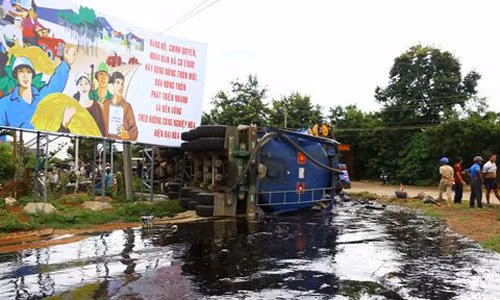 Tai xe xe bon ngu guc, hang chuc tan nhua duong tran ra ngoai