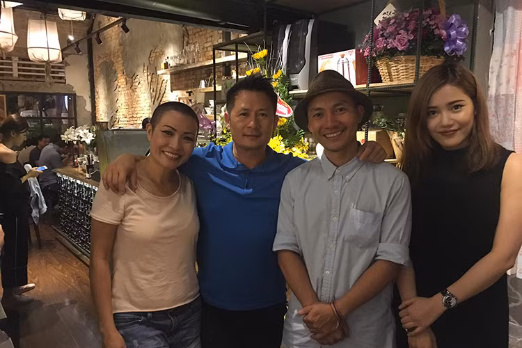 Phương Thanh vui vẻ bên ca sĩ Bằng Kiều và rapper Tiến Đạt (thứ hai từ bên phải sang).
