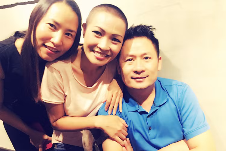 Xuất hiện tại buổi khai trương một nhà hàng của rapper Tiến Đạt khi trở về nước, Phương Thanh thoải mái để đầu trọc.