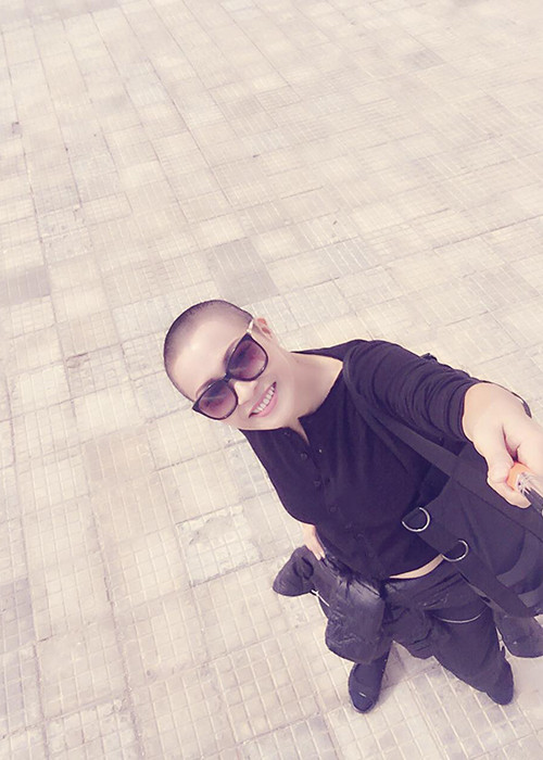 "Chị Chanh" tự tin để đầu trọc trên đường phố Ấn Độ trong chuyến hành hương.