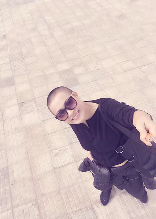 "Chị Chanh" tự tin để đầu trọc trên đường phố Ấn Độ trong chuyến hành hương.