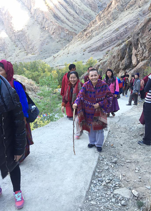 Trong 13 ngày, Phương Thanh đi bộ từ sáng tới khuya, nghe thuyết pháp cùng với các phật tử khác.