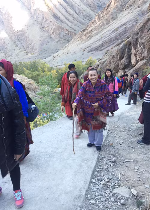 Trong 13 ngày, Phương Thanh đi bộ từ sáng tới khuya, nghe thuyết pháp cùng với các phật tử khác.