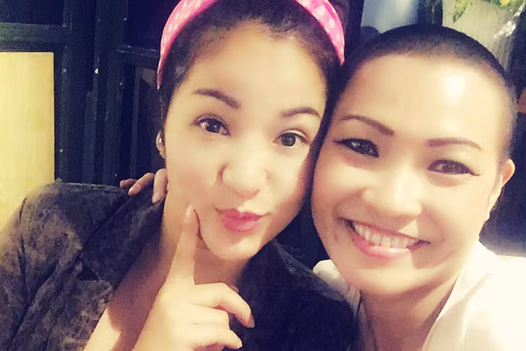 Giọng ca "Trống vắng" chụp hình kỷ niệm cùng danh hài Thúy Nga tại sự kiện.