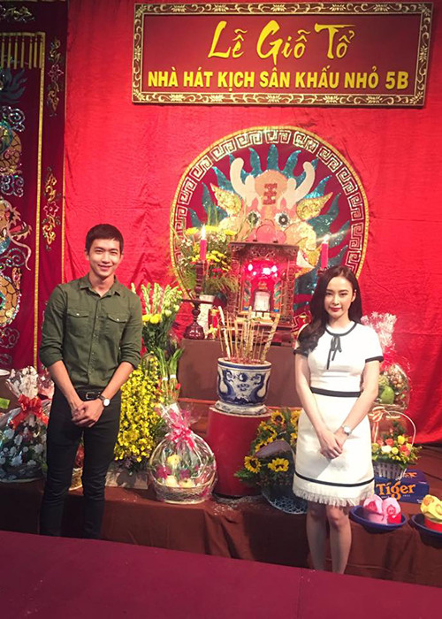 Cả hai còn từng cùng đi dự lễ giỗ Tổ nghiệp sân khấu ở nhà thờ do danh hài Hoài Linh xây dựng.