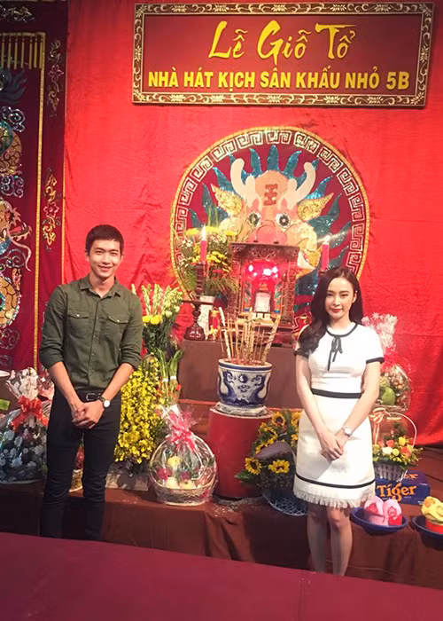 Cả hai còn từng cùng đi dự lễ giỗ Tổ nghiệp sân khấu ở nhà thờ do danh hài Hoài Linh xây dựng.