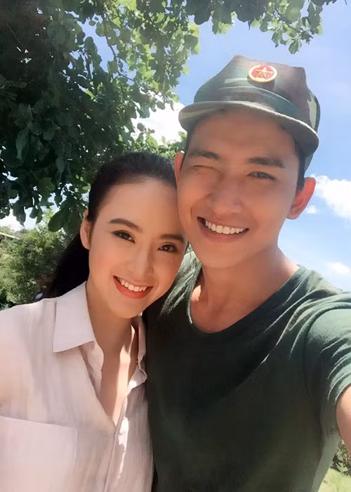 Trong những bức ảnh hậu trường phim “Sứ mệnh trái tim”, cặp đôi diễn viên chính vẫn quấn quýt không rời.