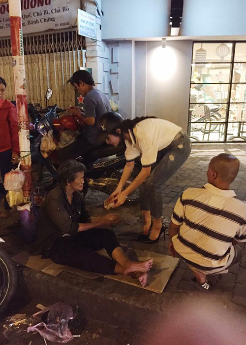 Trong một bài phỏng vấn gần đây, Võ Cảnh dành khá nhiều lời khen cho Angela Phương Trinh. Đặc biệt, anh tiết lộ cũng muốn có bạn gái giống “bà mẹ nhí”.