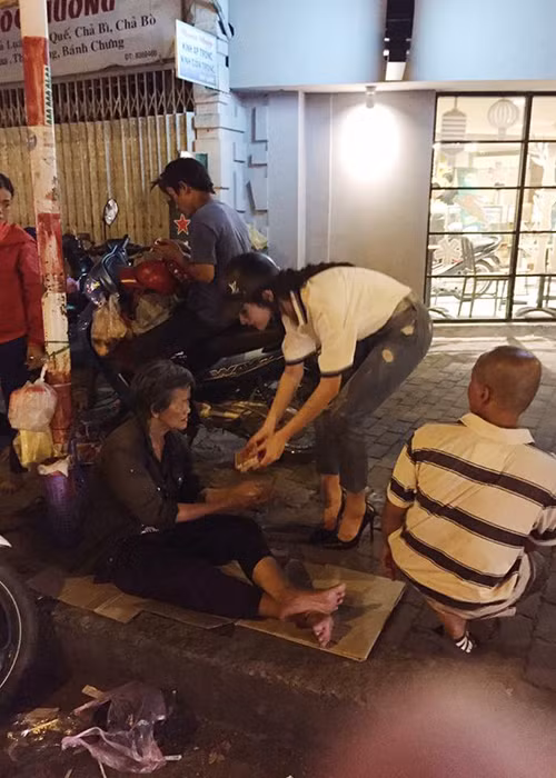 Trong một bài phỏng vấn gần đây, Võ Cảnh dành khá nhiều lời khen cho Angela Phương Trinh. Đặc biệt, anh tiết lộ cũng muốn có bạn gái giống “bà mẹ nhí”.