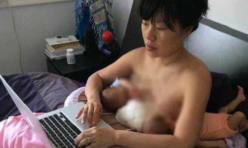 Dan mang phat sot voi ba me vua lam viec, vua cho 2 con bu