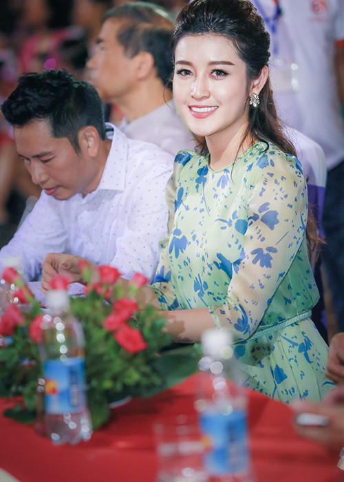 Huyền My còn ghi điểm bởi sự thân thiện, gần gũi với nụ cười luôn thường trực trên môi. 