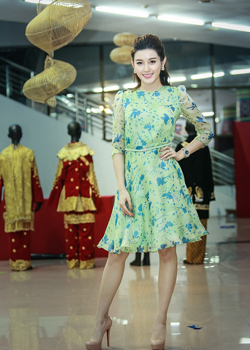 Xuất hiện tại đêm hội trung thu, người đẹp sinh năm 1995 chọn bộ đầm in hoa gam màu xanh nhẹ nhàng. 