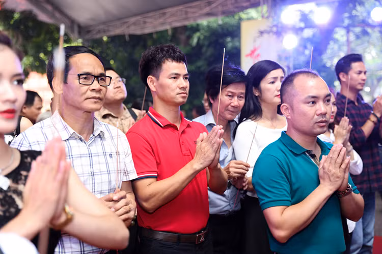 Nghe si Ha Noi te tuu ngay gio To nghe san khau