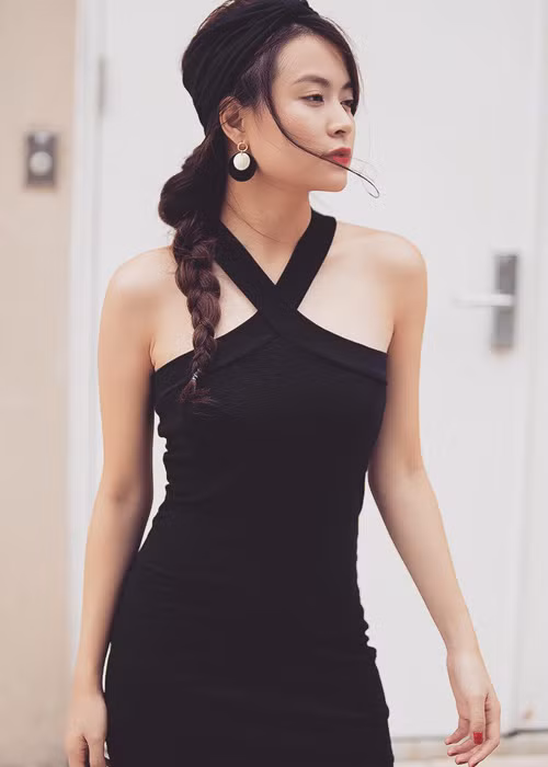 Giọng ca "Rơi" chọn váy ôm sát cơ thể khoe những đường cong và quấn khăn turban để tạo vẻ ngoài cá tính trong một lần dạo phố mùa thu năm nay.