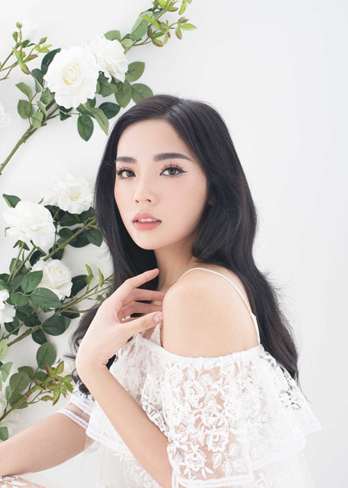 Người đẹp Nam Định khoe vẻ đẹp dịu dàng trong những bộ cánh mang màu trắng tinh khôi.