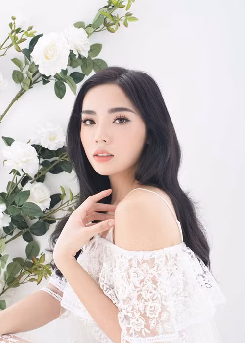 Người đẹp Nam Định khoe vẻ đẹp dịu dàng trong những bộ cánh mang màu trắng tinh khôi.