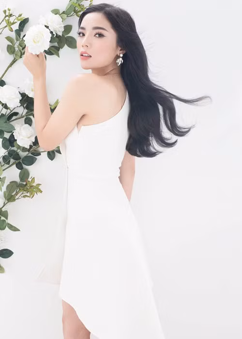 Hoa hậu Kỳ Duyên chọn dịp Trung thu để tung ra bộ ảnh đánh dấu cho lần tái xuất.