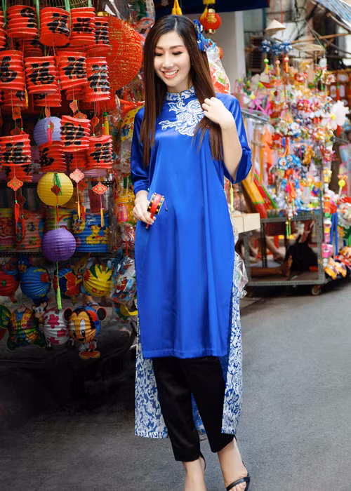 Người đẹp gốc Hà thành cũng tranh thủ mua sắm những món quà Trung thu.