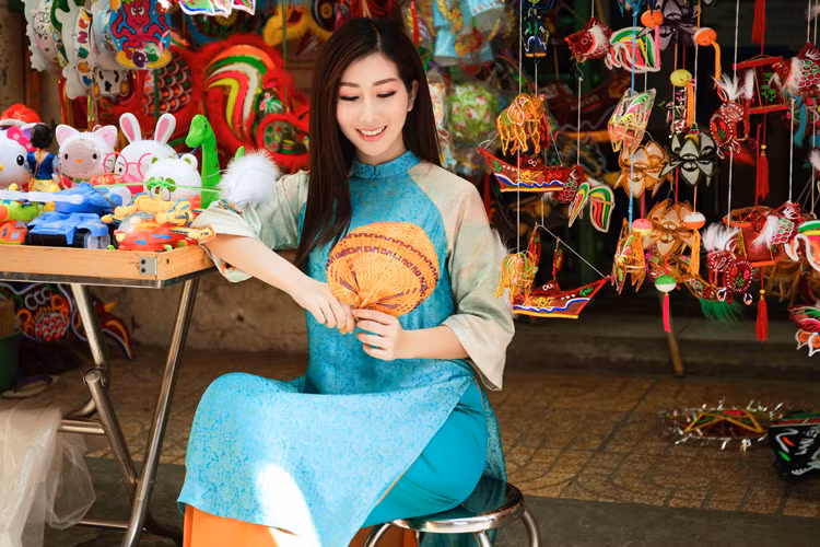 Mới đây, Hoa hậu điện ảnh năm 2015 - Đặng Thanh Mai gửi đến người hâm mộ bộ ảnh xuống phố mùa Trung thu.