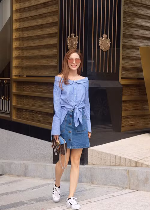 Xuống phố vào một ngày thu, ca sĩ Minh Hằng ghi điểm bởi phong cách thời trang trẻ trung, năng động.