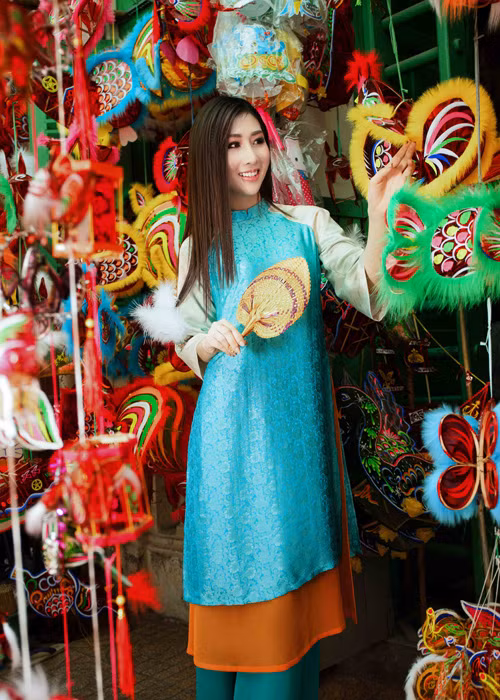 Trong trang phục áo dài của NTK Thủy Nguyễn, Thanh Mai khoe vẻ đẹp duyên dáng.