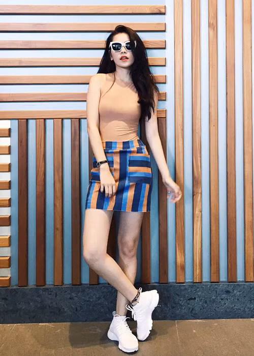 Người đẹp 9x sành điệu, cá tính với set đồ gồm: áo thun ôm sát, váy ngắn và giày thể thao trong một lần dạo phố gần đây.