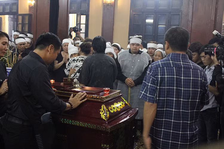 Cậu con trai của nam diễn viên phim "Đất và người" khóc lặng trước sự ra đi người bố thân yêu.