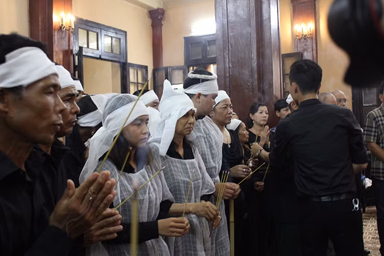 Bà Lan - vợ nghệ sĩ Hán Văn Tình bật khóc tại lễ tang của chồng. Trong 2 năm qua, bà luôn chăm sóc tận tình mong chồng vượt qua bạo bệnh.