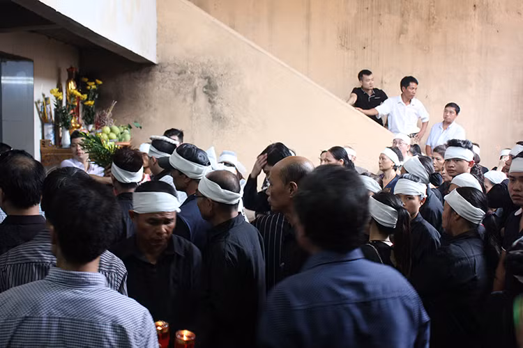 Lễ viếng của nam diễn viên phim "Đất và người" bắt đầu từ lúc 13h40. Trong ảnh, linh cữu của nghệ sĩ Hán Tình được di chuyển vào nhà tang lễ.