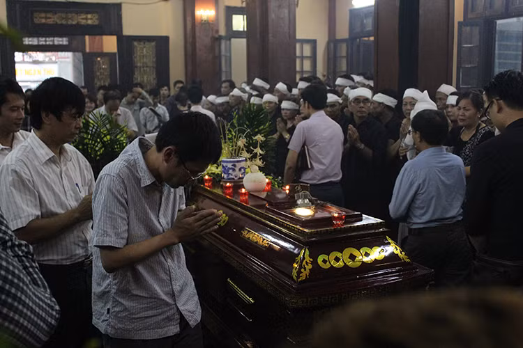 Hình ảnh dòng người đến tiễn đưa nam diễn viên về với đất mẹ.