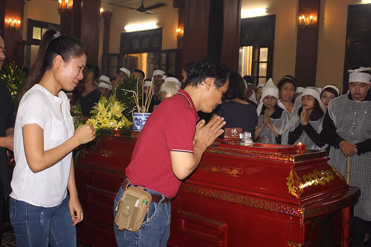 Một người thân khóc nức nở khi đến tiễn đưa nghệ sĩ Hán Văn Tình.