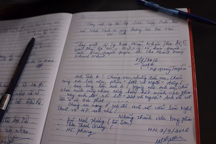 Khách đến viếng gửi lời vĩnh biệt đến "Chu Văn Quềnh" qua cuốn sổ tang.