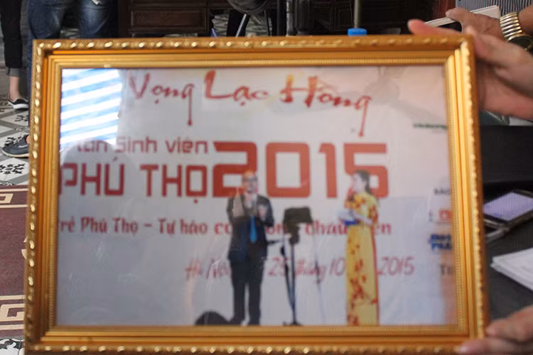 Hội sinh viên Phú Thọ 2015 còn tặng cố nghệ sĩ Hán Văn Tình bức ảnh của anh trong chương trình Khát vọng Lạc Hồng năm 2015.
