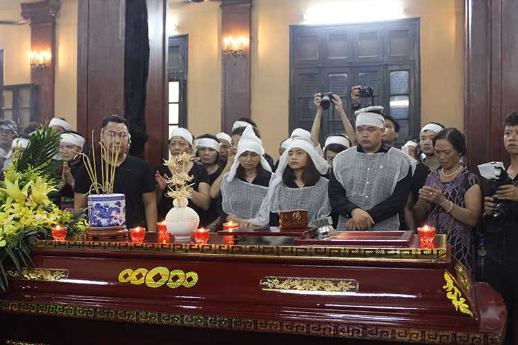 Vợ con nén chặt nỗi đau trong lễ tang của "Chu Văn Quềnh".